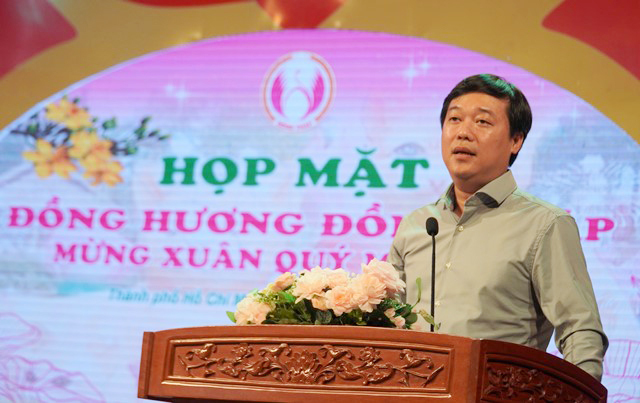 Đồng chí Lê Quốc Phong - Ủy viên Ban Chấp hành Trung ương Đảng, Bí thư Tỉnh ủy Đồng Tháp phát biểu tại buổi họp mặt